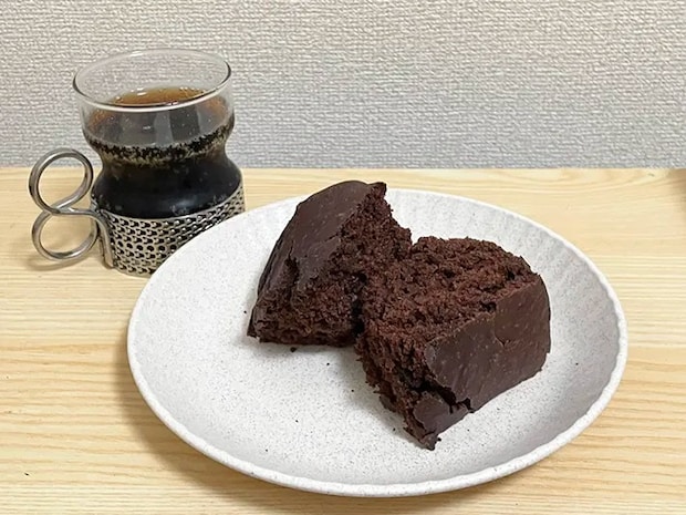 切り分けた『コーラケーキ』の写真（撮影：grapeフード編集部）