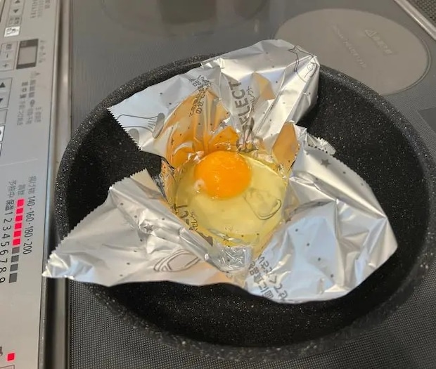 目玉焼きを焼いている様子（撮影：grapeフード編集部）