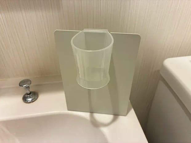 ブックエンドに取りつけたマヨケチャホルダー（撮影：grapeライフハック編集部）