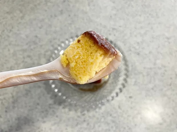 冷凍したカステラを食べる場面（撮影：grapeフード編集部）