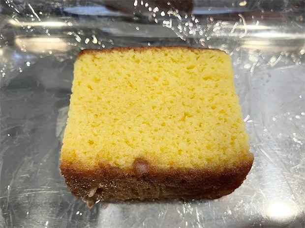 カステラに牛乳をかけた後の場面（撮影：grapeフード編集部）