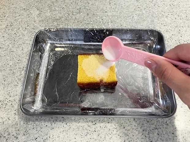 カステラに牛乳をかけた場面（撮影：grapeフード編集部）