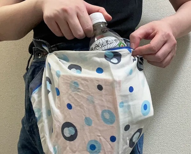 ペットボトルを入れる写真（撮影：grapeライフハック編集部）