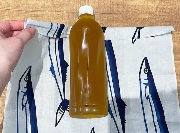 手ぬぐいにペットボトルをのせた写真（撮影：grapeライフハック編集部）