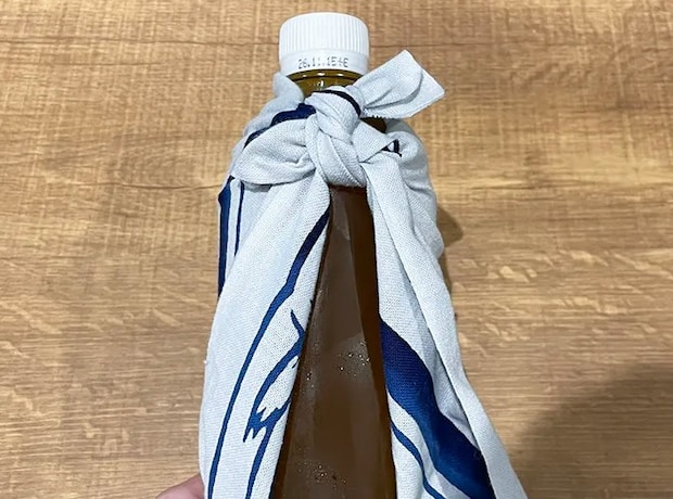 手ぬぐいをペットボトルに結ぶ写真（撮影：grapeライフハック編集部）