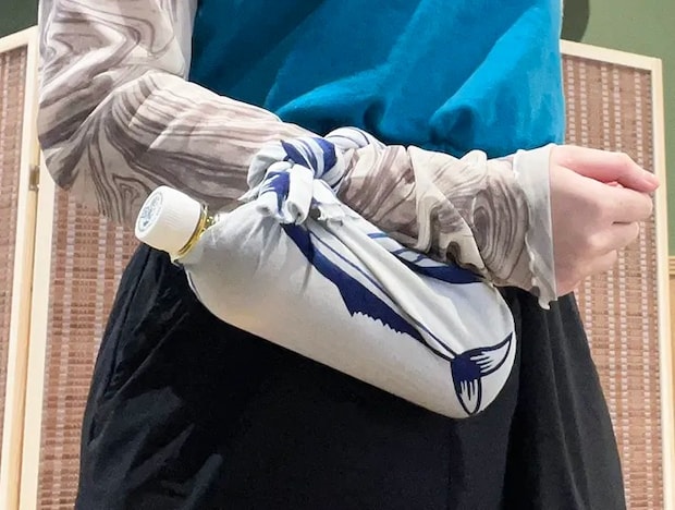 ペットボトルカバーを腕に引っかけた写真（撮影：grapeライフハック編集部）
