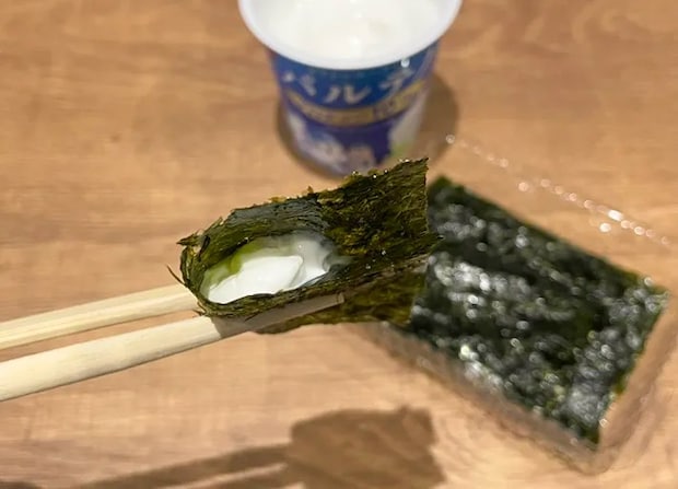 ギリシャヨーグルトを韓国海苔で巻いた写真（撮影：grapeフード編集部）