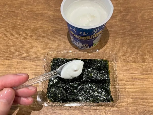 韓国海苔にギリシャヨーグルトをのせる写真（撮影：grapeフード編集部）