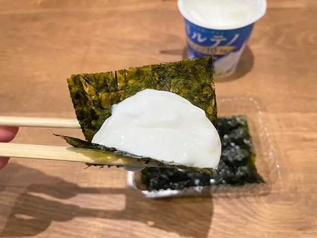 スプーン3杯分のギリシャヨーグルトをのせた韓国海苔の写真（撮影：grapeフード編集部）