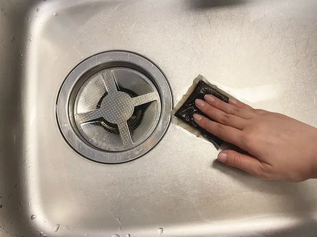 麦茶パックでシンク掃除をする写真（撮影：grapeライフハック編集部）