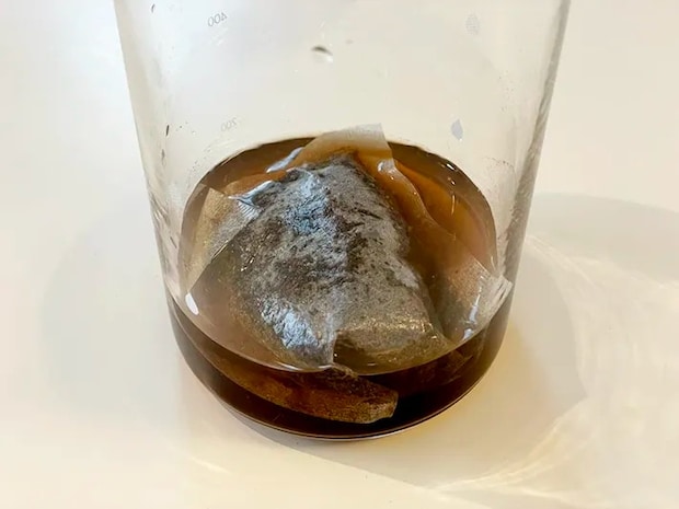 ポットに入った麦茶パックの写真（撮影：grapeライフハック編集部）
