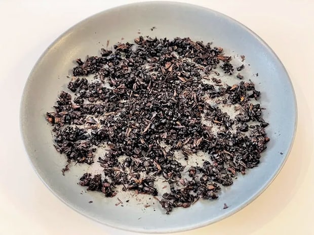 麦茶パックの中身を乾燥させた写真（撮影：grapeライフハック編集部）