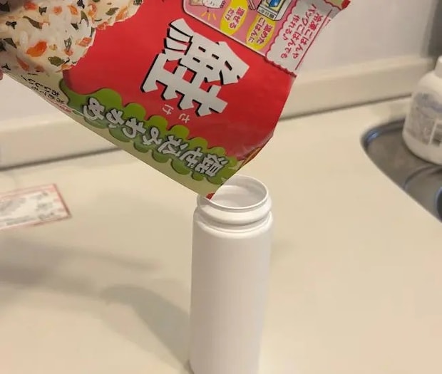 ふりかけを移している様子（撮影：grapeフード編集部）