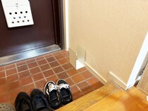 玄関にU字にした『ブックエンド』を設置するだけ！　ゴミ回収前に役立つ「整理術」とは