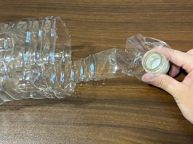 フック状になったペットボトルの先端（撮影：grapeライフハック編集部）