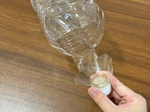 ハサミでカットしたペットボトルの先端（撮影：grapeライフハック編集部）