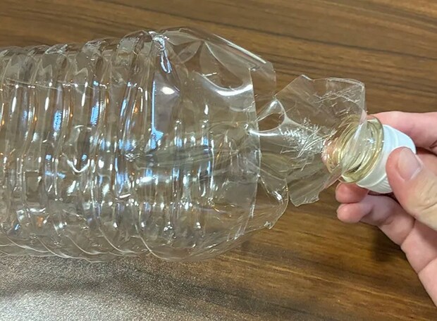 ハサミでカットしたペットボトルの先端（撮影：grapeライフハック編集部）