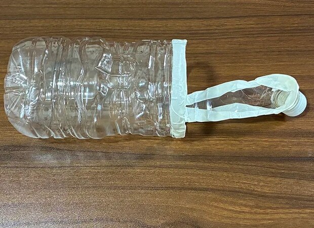 マスキングテープで切り口を保護した、ペットボトルを活用したゴミ箱（撮影：grapeライフハック編集部）