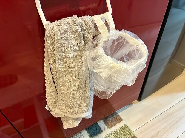 タオル掛けに引っかけたペットボトルゴミ箱（撮影：grapeライフハック編集部）