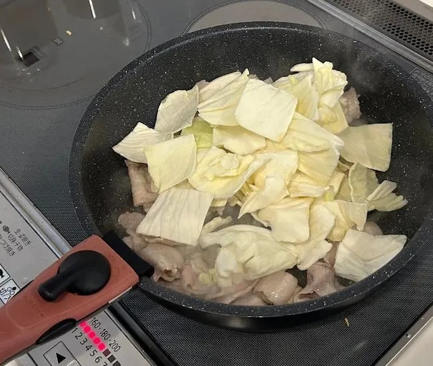 具材を炒める様子（撮影：grapeフード編集部）