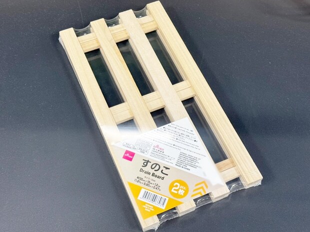 “壁に穴をあけたくない”問題を解決！100均材料3つで作れる棚が優秀すぎる