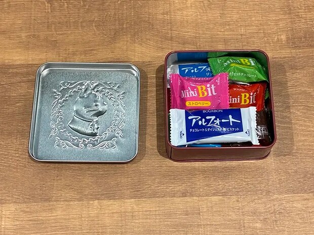 お菓子を入れた缶（撮影：grapeライフハック編集部）