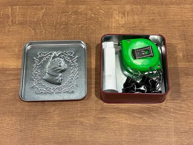 文房具をまとめて入れた缶（撮影：grapeライフハック編集部）
