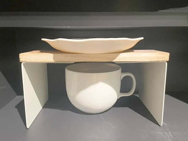 手作り棚に食器を並べた写真（撮影：grapeライフハック編集部）