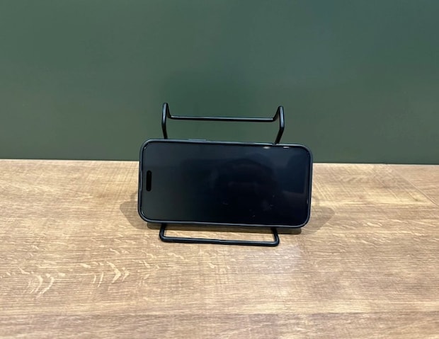ワイヤースタンドでスマホスタンド（撮影：grapeライフハック編集部）