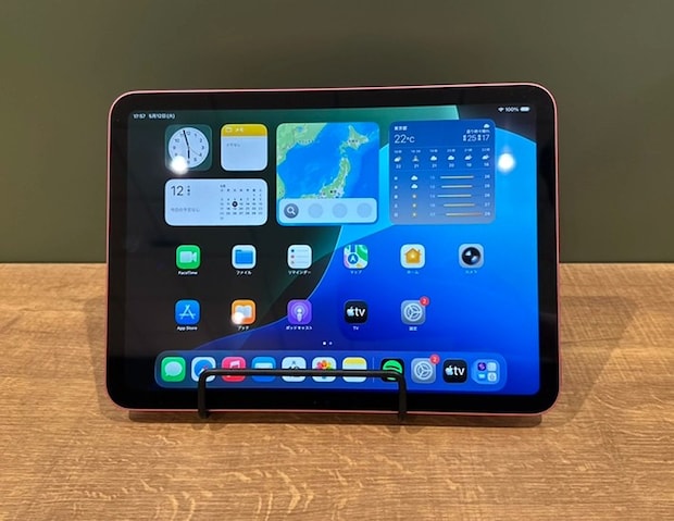 ワイヤースタンドでタブレットスタンド（撮影：grapeライフハック編集部）