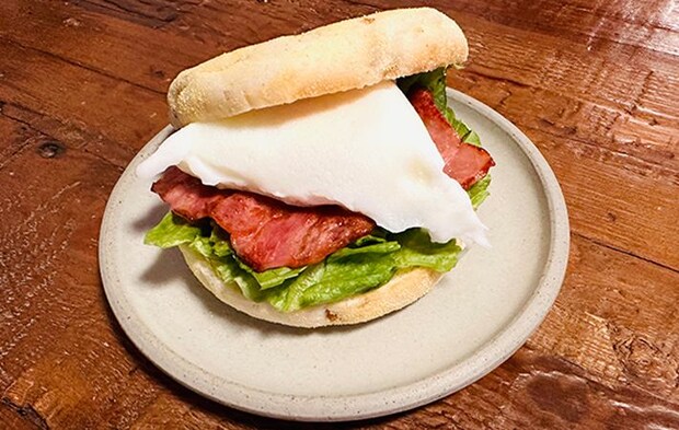 コーヒーフィルターで作ったポーチドエッグを使って、エッグマフィンを作った写真