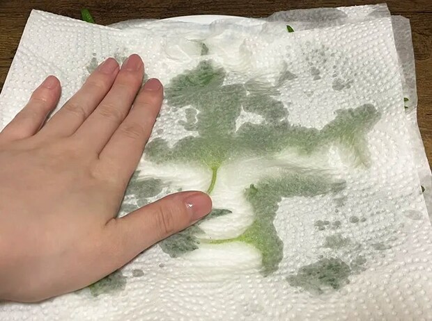 大葉の水気を取る写真（撮影：grapeフード編集部）