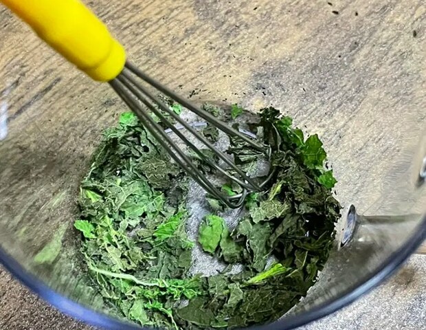 大葉を砕いた写真（撮影：grapeフード編集部）