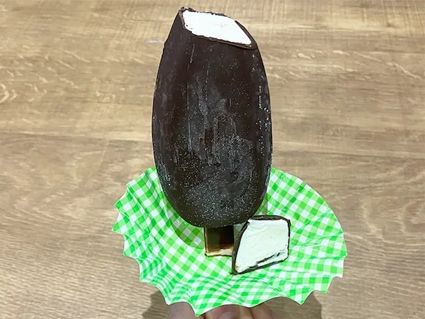 おかずカップに棒アイスを差し、アイスが溶けた場面（撮影：grapeライフハック編集部）