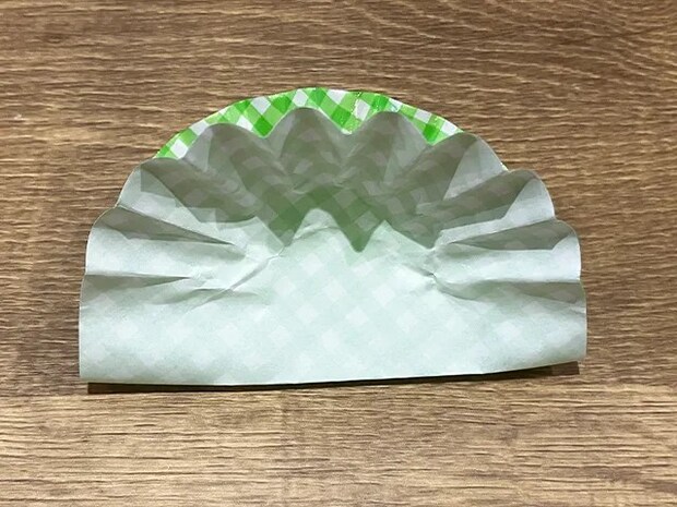 おかずカップを折った場面（撮影：grapeライフハック編集部）