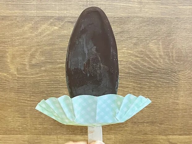 おかずカップに棒アイスを差した場面（撮影：grapeライフハック編集部）