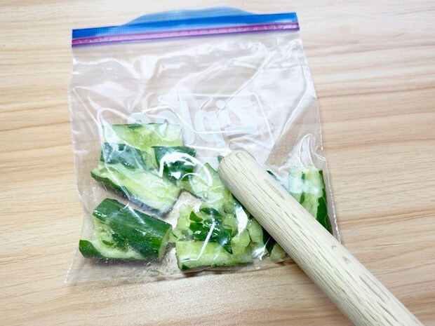 キュウリをつぶす写真（撮影：grapeフード編集部）