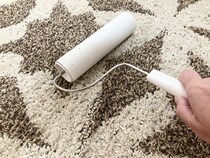粘着式クリーナー、前後に転がしてない？　掃除のコツに「想像以上に取れた」