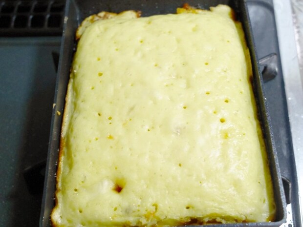 玉子焼き器でバナナケーキを焼く（撮影：grapeフード編集部）