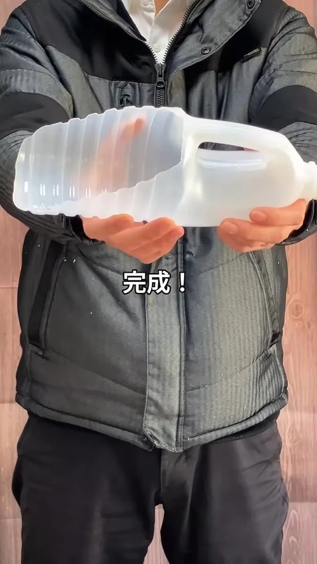 カットしてスコップ型に整えたサラダ油の容器