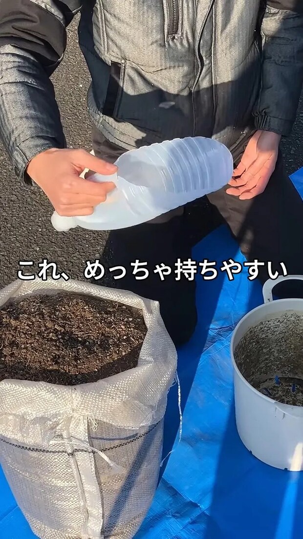 手に持った、スコップ型のサラダ油容器