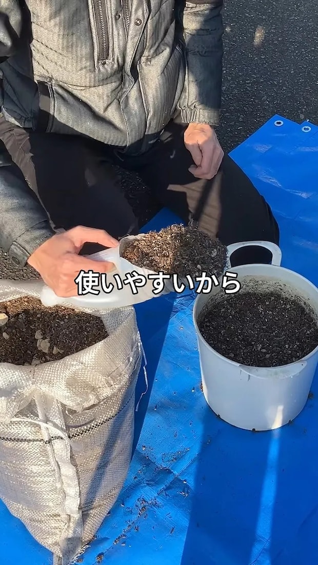 スコップ型容器で土をすくう場面