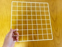 『100均ワイヤーネット』につっぱり棒を通すと…　「テーブル下」が収納スペースに早変わり！