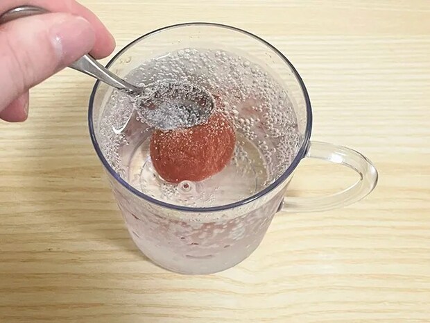 凍らせた梅干しをスプーンで崩す写真（撮影：grapeフード編集部）