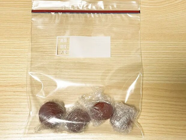 梅干しをラップで包んでジッパー袋に入れた写真（撮影：grapeフード編集部）