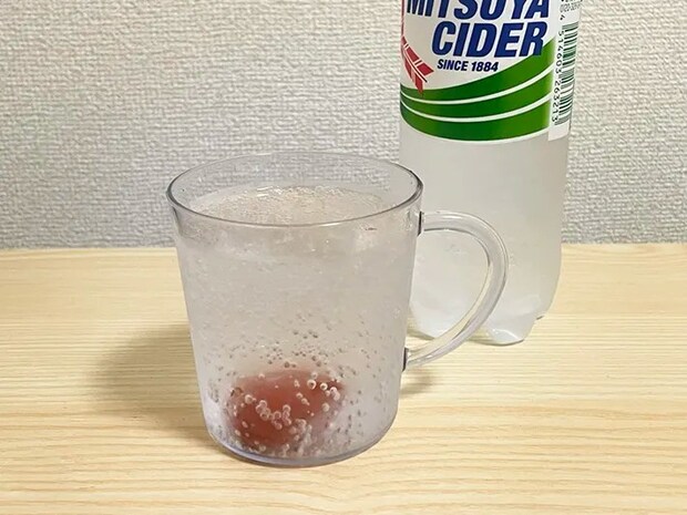 凍らせた梅干しを入れたカップにサイダーを注いだ写真（撮影：grapeフード編集部）