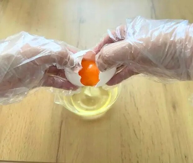 卵を割る様子（撮影：grapeフード編集部）