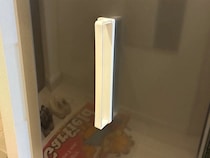 100均タオルバーを洗濯機や天井にペタッ　収納や物干しが楽になる3つの『じゃない使い方』