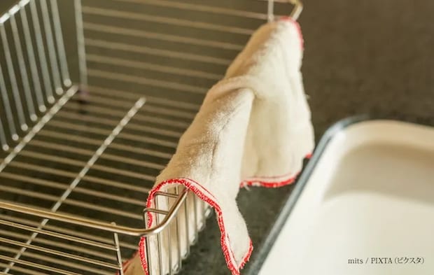 『水切りかごに布巾を干す』写真