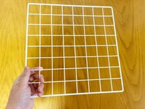 『100均ワイヤーネット』につっぱり棒を通すと…　「テーブル下」が収納スペースに早変わり！